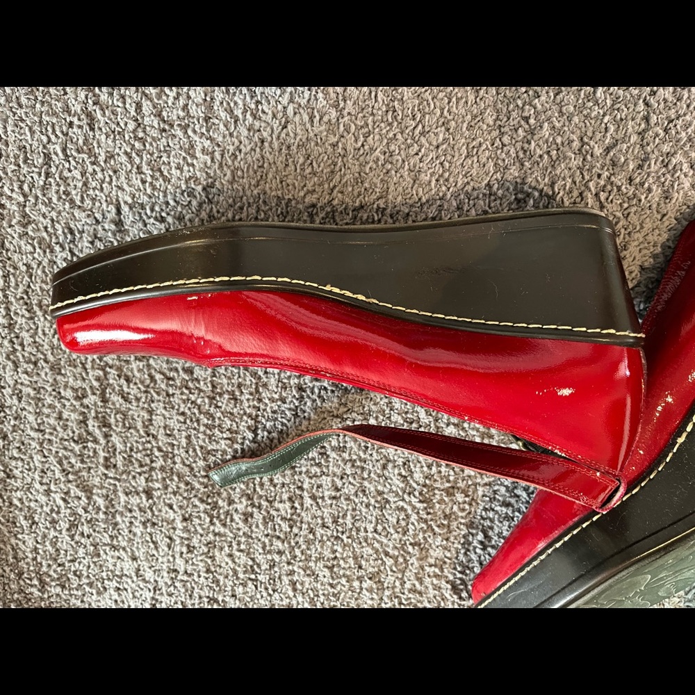 Donald J. Pliner Red patent leather platform pump